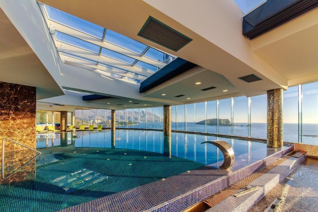 Luxury 3 Bedroom Private In Beachfront Apartment *